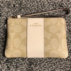 📌Coach small wristlet